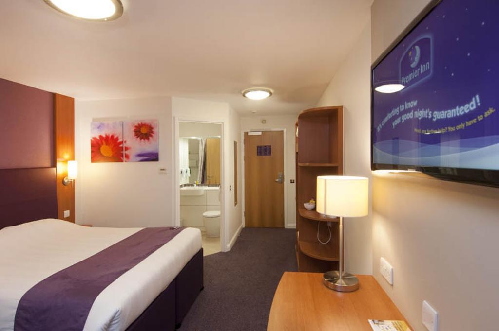 Premier Inn Epsom North Εξωτερικό φωτογραφία