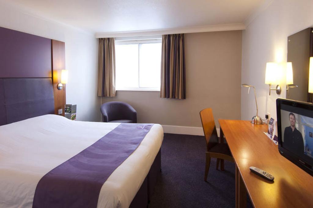 Premier Inn Epsom North Εξωτερικό φωτογραφία