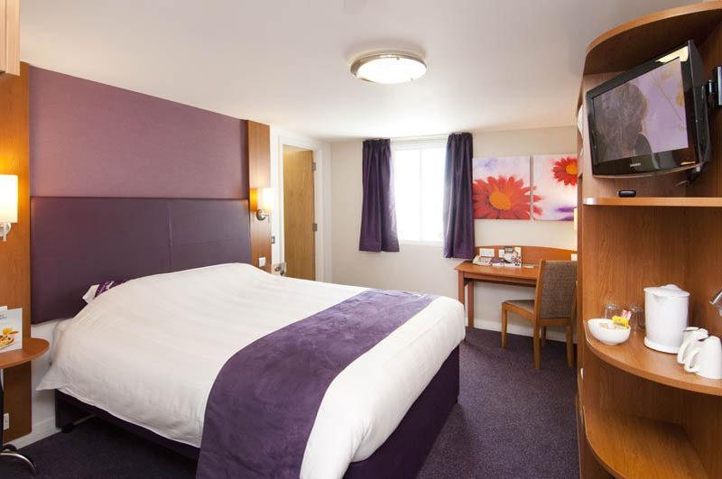 Premier Inn Epsom North Εξωτερικό φωτογραφία